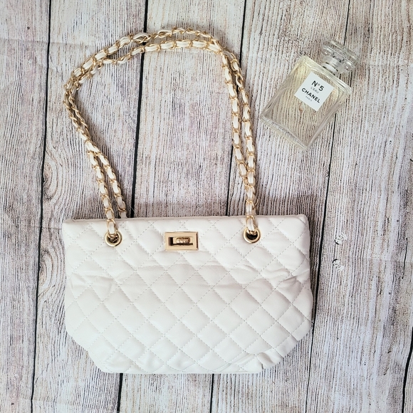 ✨️ White Quilted Vegan leather small tote✨️ - Picture 5 of 12